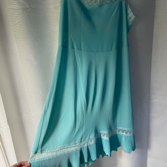 Vintage Lace Peekaboo Slip - Picture 2 of 5